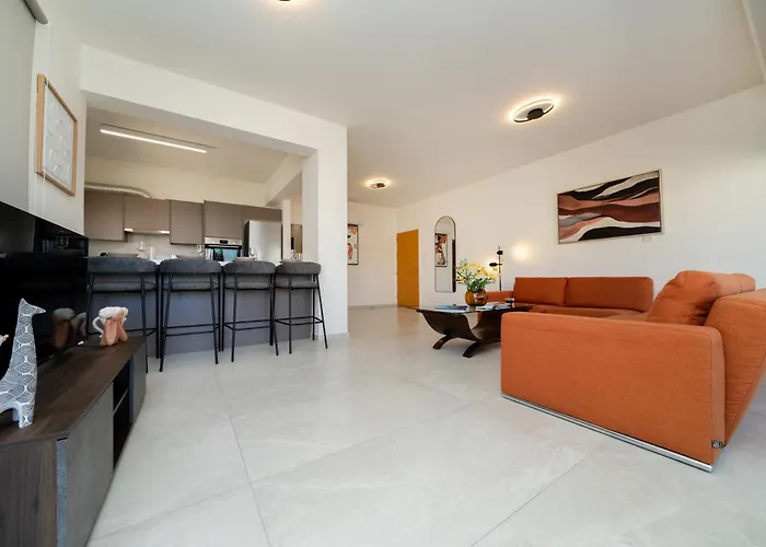 3 Bedroom Flat Near Center