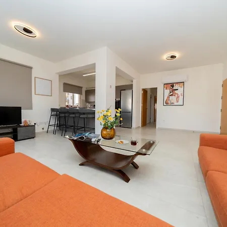 3 Bedroom Flat Near Center Apartment