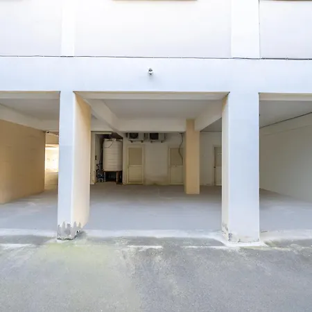 3 Bedroom Flat Near Center