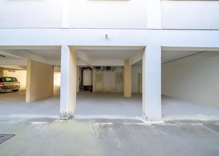 3 Bedroom Flat Near Center