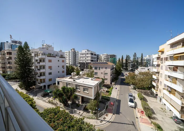 3 Bedroom Flat Near Center Apartment *