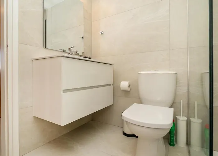 3 Bedroom Flat Near Center Apartment