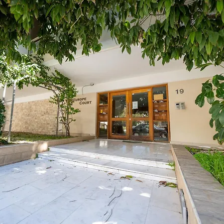 3 Bedroom Flat Near Center Διαμέρισμα *